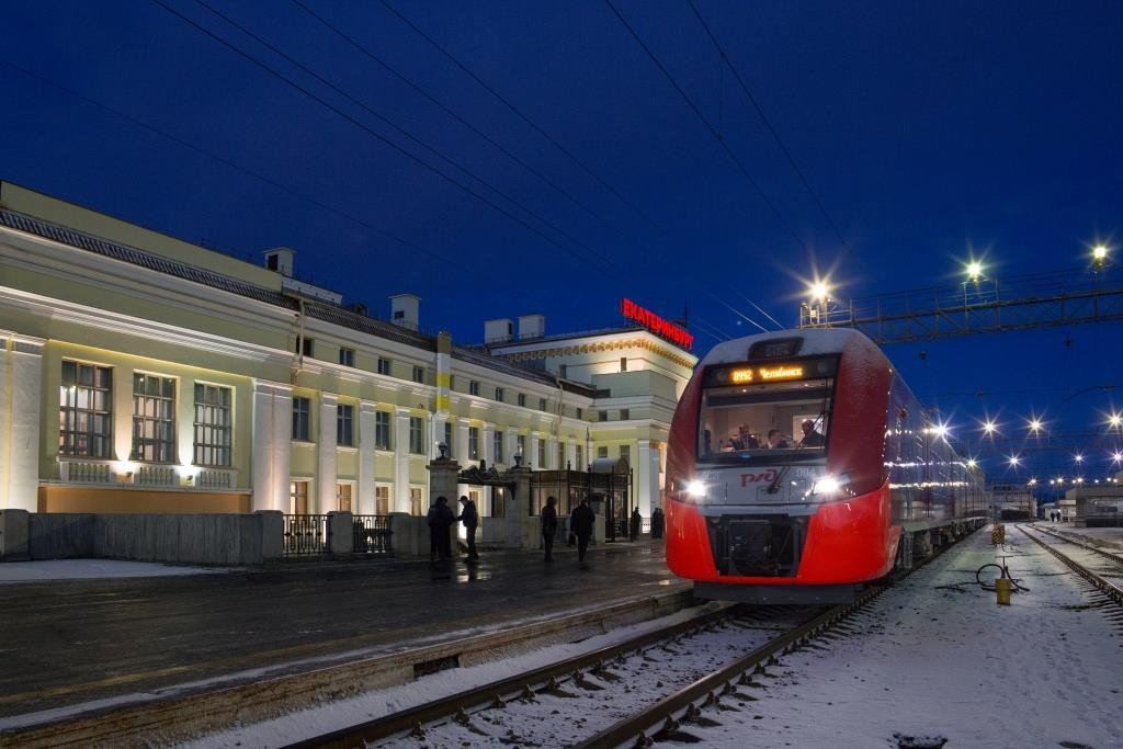 Поезд правды челябинск. Электропоезд Курган Екатеринбург Ласточка. Электричка Ласточка Курган Екатеринбург. РЖД вокзал Челябинск. РЖД Екатеринбург.